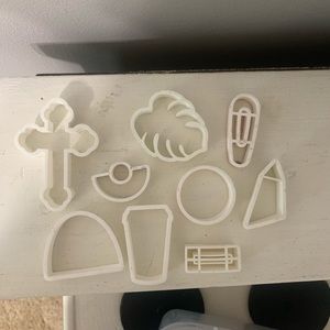 LOT OF 29 PIECES OF CLAY MAKING ACCESSORIES